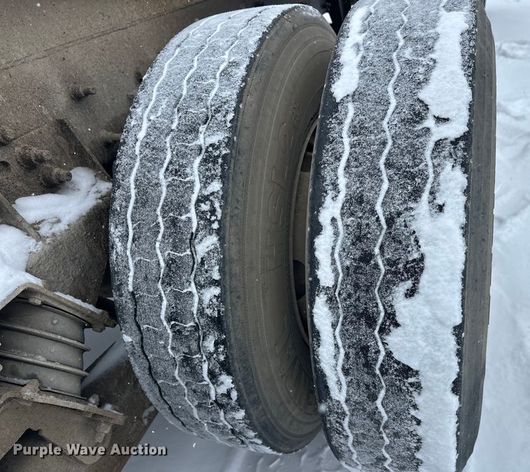 image for item DT6472 2000 Sterling L9500 truck cab and chassis