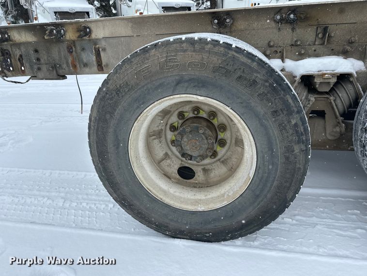 image for item DT6472 2000 Sterling L9500 truck cab and chassis