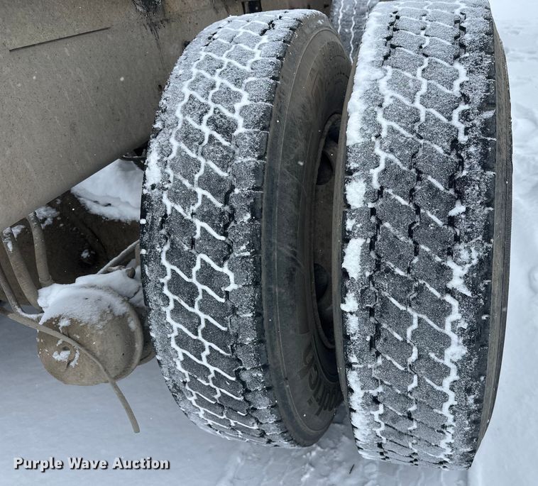 image for item DT6472 2000 Sterling L9500 truck cab and chassis