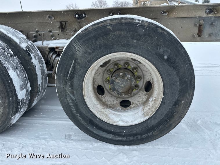 image for item DT6472 2000 Sterling L9500 truck cab and chassis