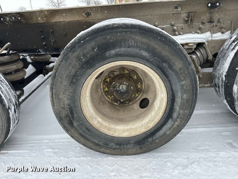 image for item DT6472 2000 Sterling L9500 truck cab and chassis