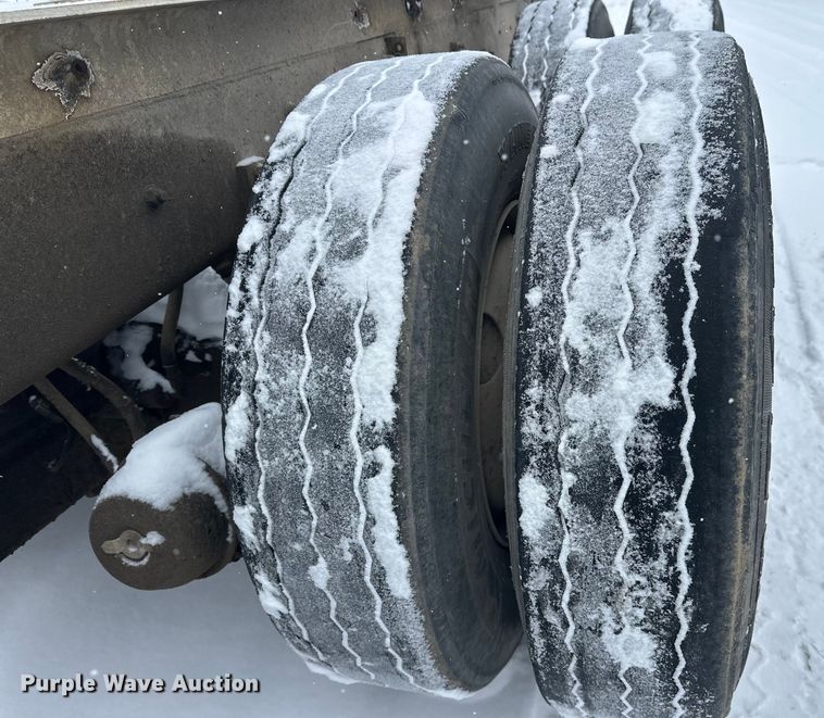 image for item DT6472 2000 Sterling L9500 truck cab and chassis