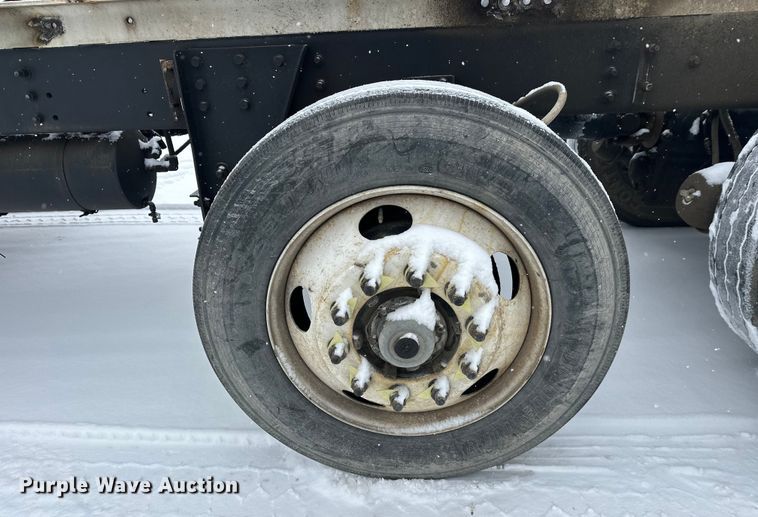 image for item DT6472 2000 Sterling L9500 truck cab and chassis