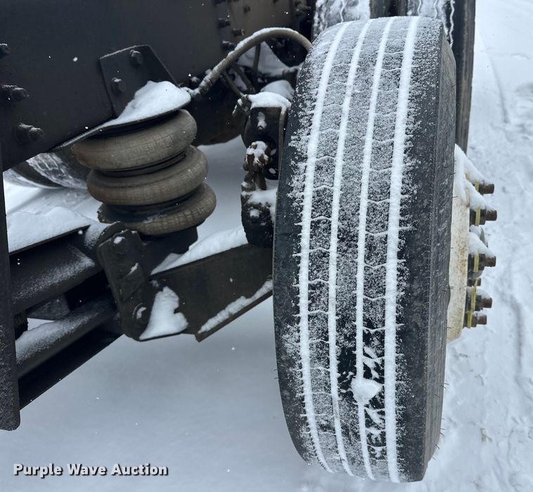 image for item DT6472 2000 Sterling L9500 truck cab and chassis