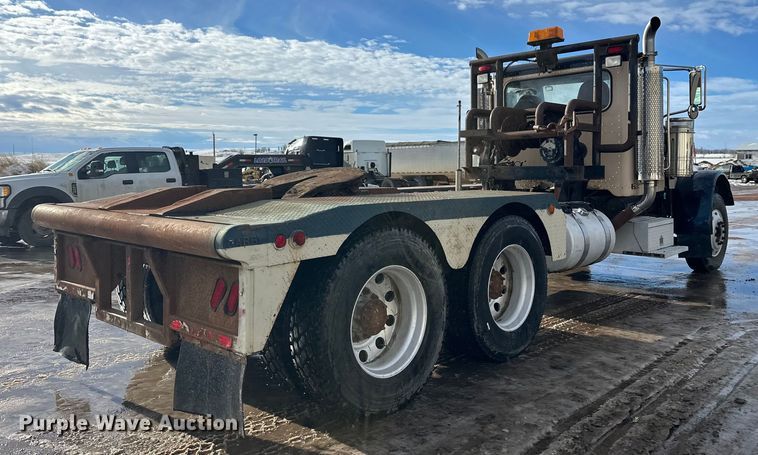 image for item DT6477 2006 Peterbilt 379 winch truck