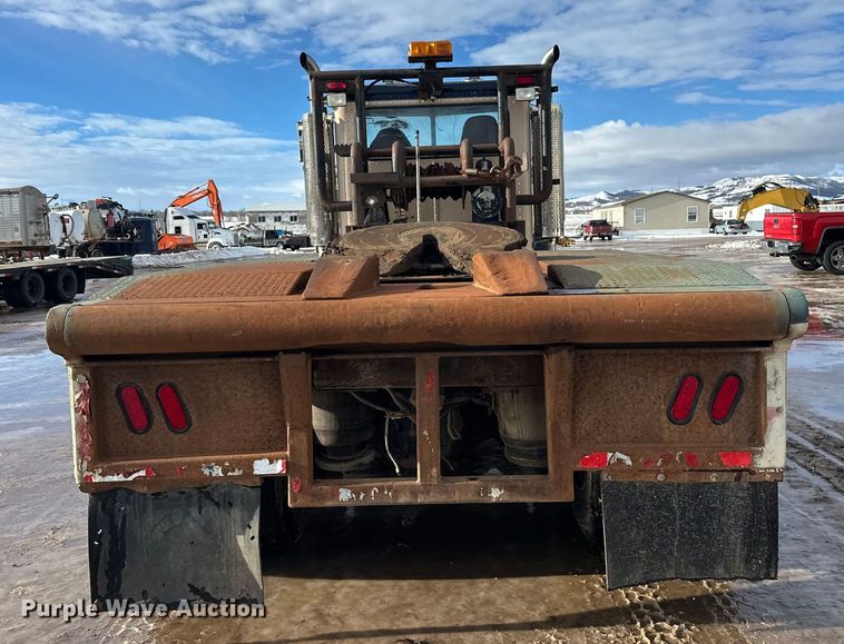 image for item DT6477 2006 Peterbilt 379 winch truck