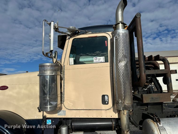 image for item DT6477 2006 Peterbilt 379 winch truck