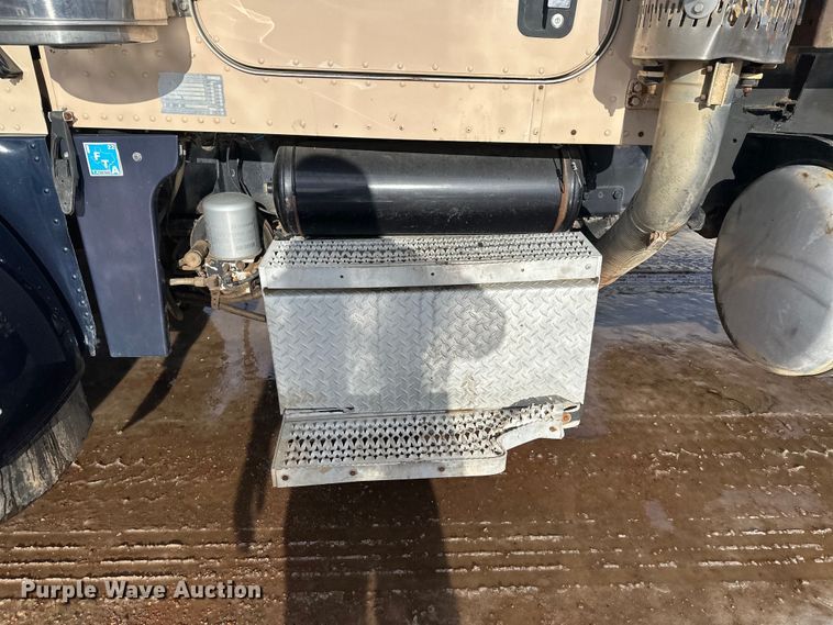 image for item DT6477 2006 Peterbilt 379 winch truck