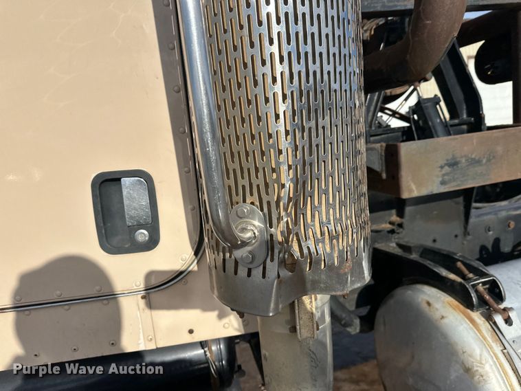 image for item DT6477 2006 Peterbilt 379 winch truck