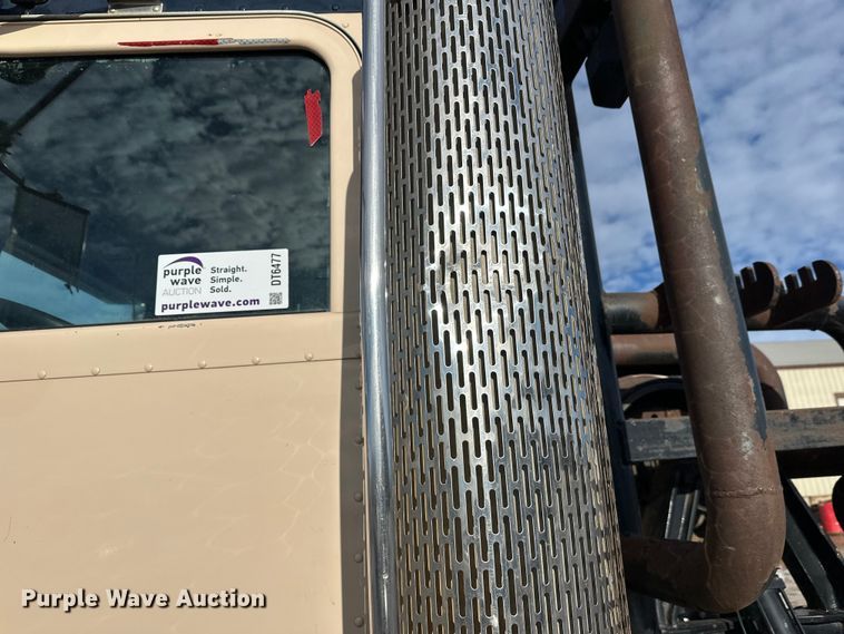 image for item DT6477 2006 Peterbilt 379 winch truck