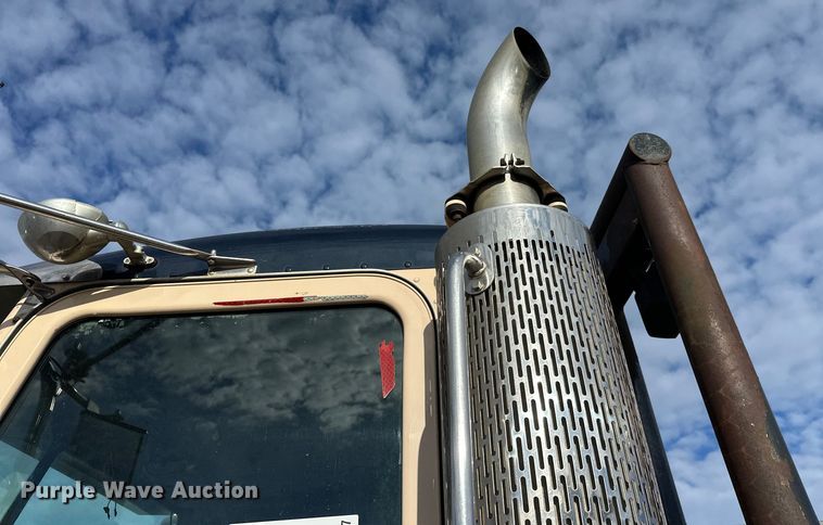 image for item DT6477 2006 Peterbilt 379 winch truck