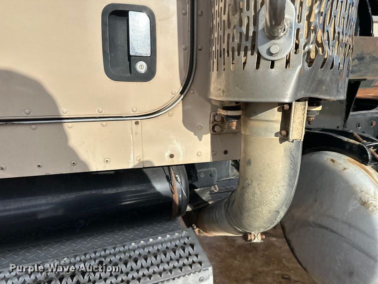 image for item DT6477 2006 Peterbilt 379 winch truck