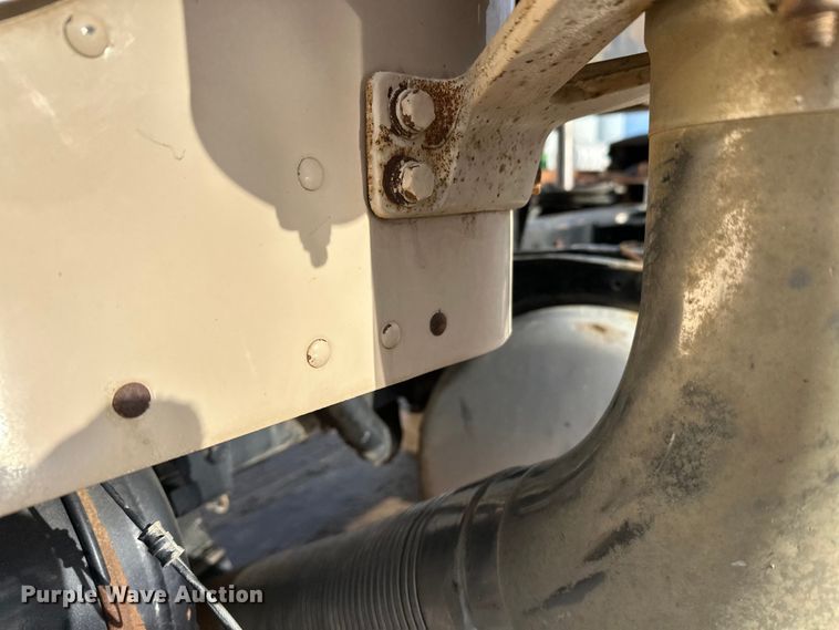 image for item DT6477 2006 Peterbilt 379 winch truck