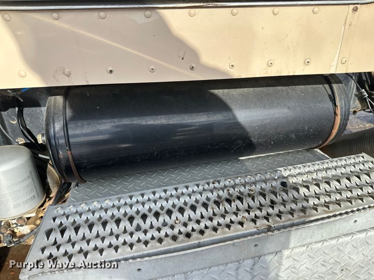 image for item DT6477 2006 Peterbilt 379 winch truck