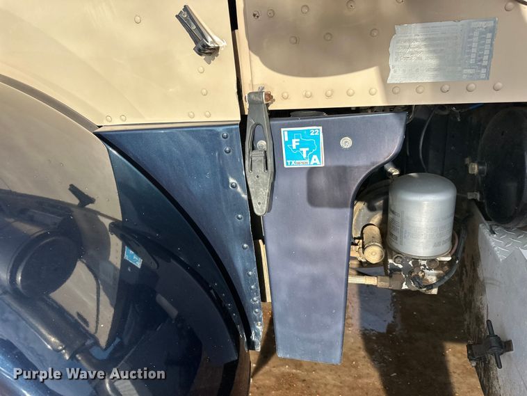 image for item DT6477 2006 Peterbilt 379 winch truck