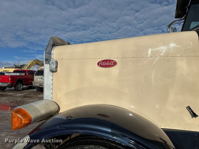 image for item DT6477 2006 Peterbilt 379 winch truck