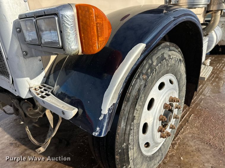 image for item DT6477 2006 Peterbilt 379 winch truck