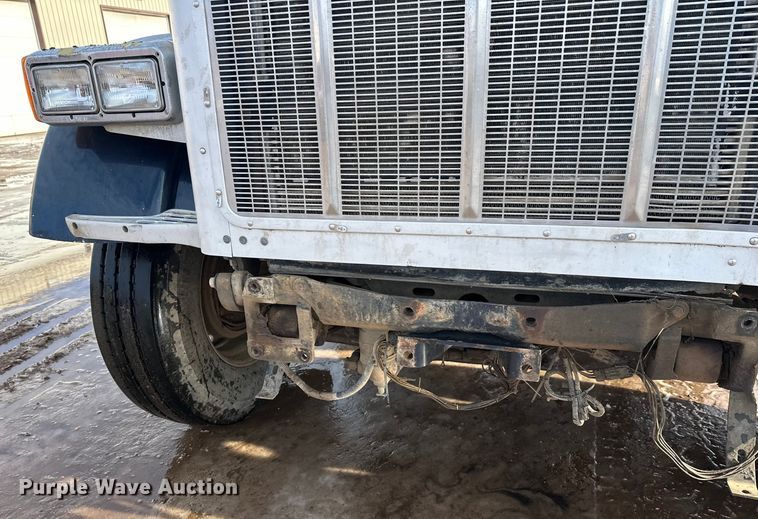 image for item DT6477 2006 Peterbilt 379 winch truck