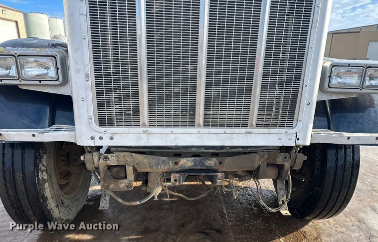 image for item DT6477 2006 Peterbilt 379 winch truck