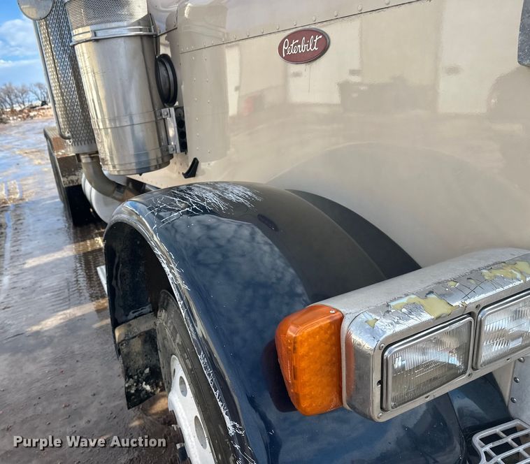 image for item DT6477 2006 Peterbilt 379 winch truck