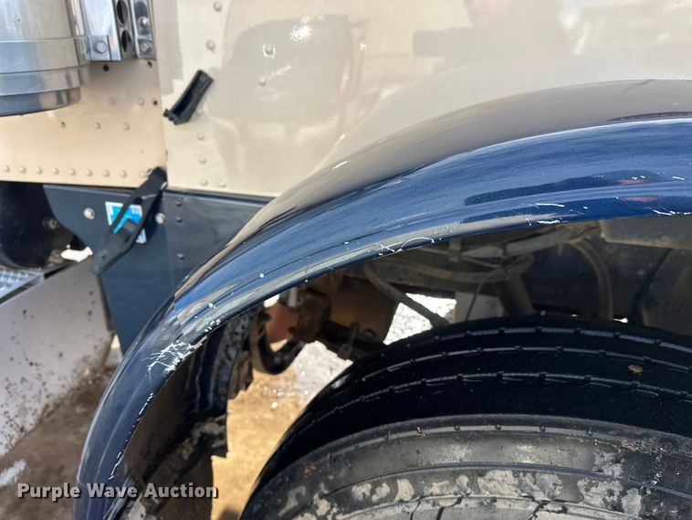 image for item DT6477 2006 Peterbilt 379 winch truck