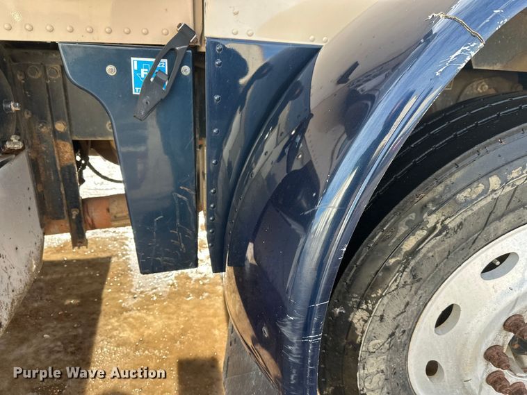 image for item DT6477 2006 Peterbilt 379 winch truck