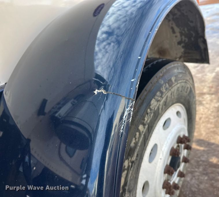 image for item DT6477 2006 Peterbilt 379 winch truck