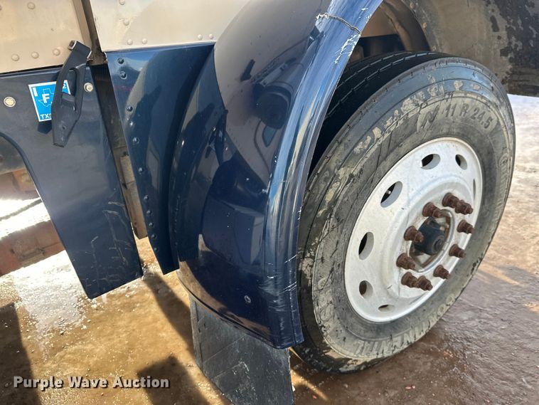 image for item DT6477 2006 Peterbilt 379 winch truck