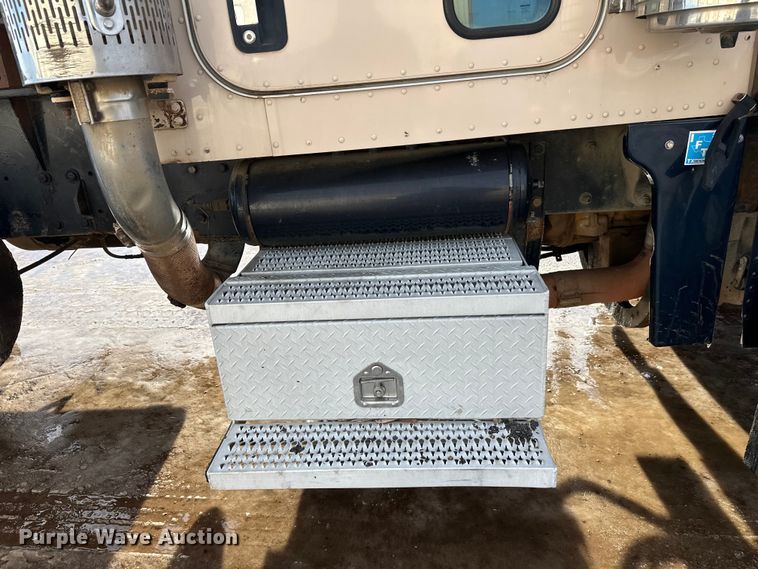 image for item DT6477 2006 Peterbilt 379 winch truck