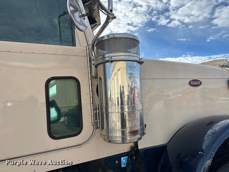 image for item DT6477 2006 Peterbilt 379 winch truck