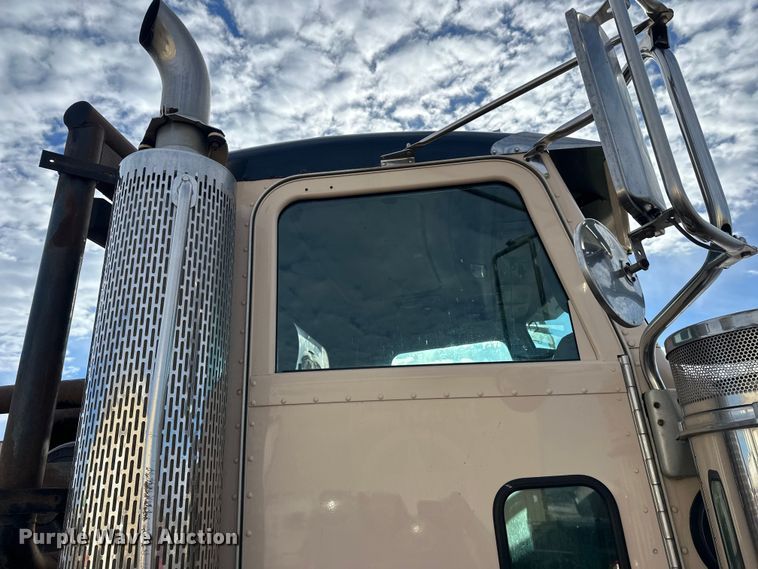 image for item DT6477 2006 Peterbilt 379 winch truck