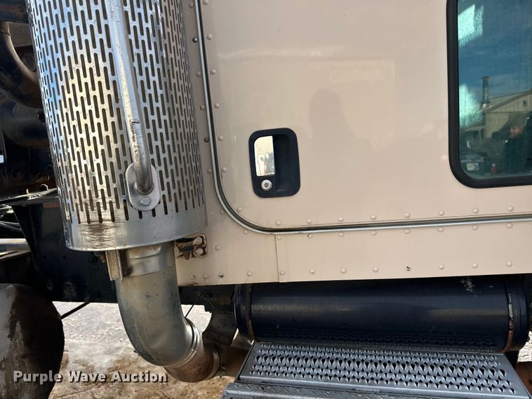 image for item DT6477 2006 Peterbilt 379 winch truck