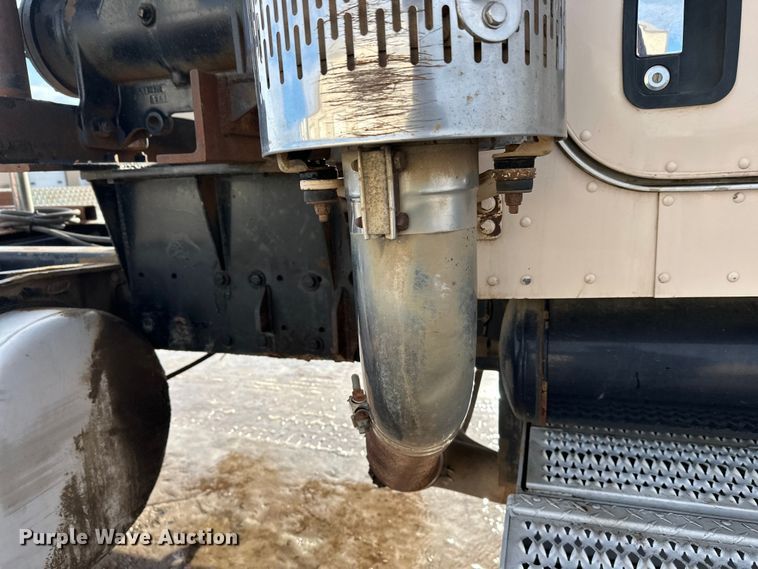 image for item DT6477 2006 Peterbilt 379 winch truck