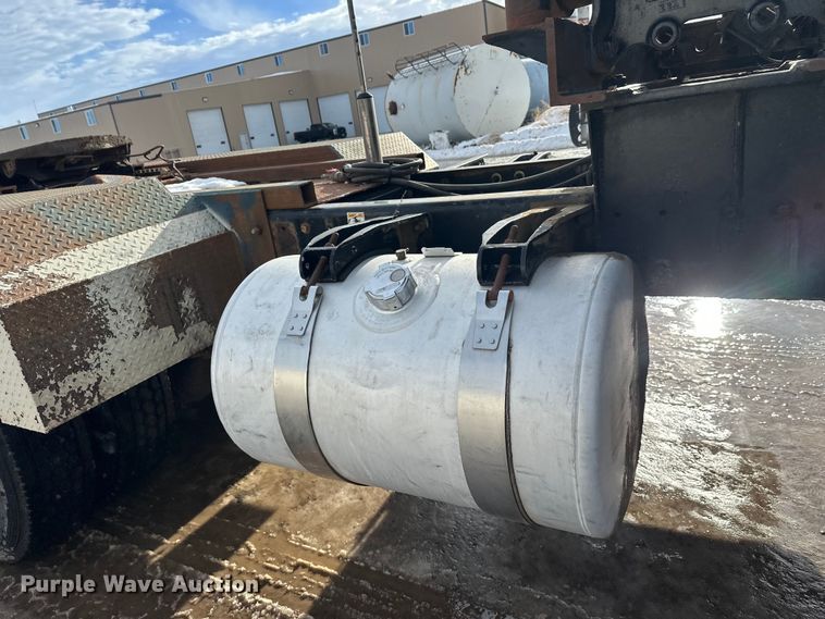 image for item DT6477 2006 Peterbilt 379 winch truck