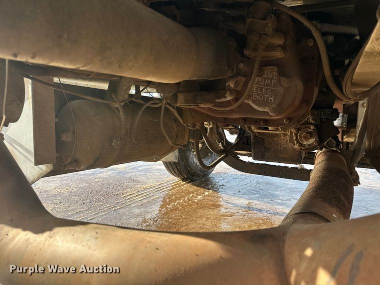 image for item DT6477 2006 Peterbilt 379 winch truck