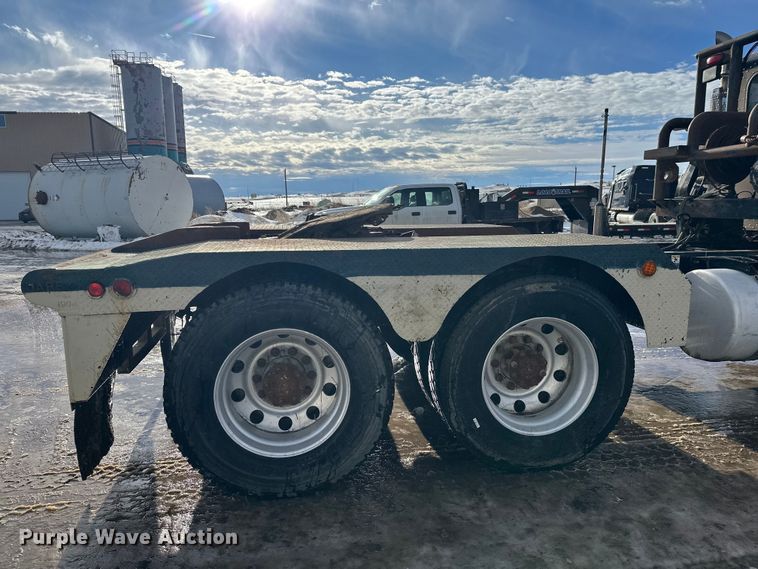 image for item DT6477 2006 Peterbilt 379 winch truck