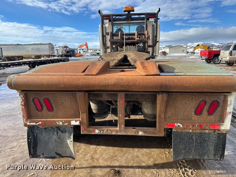 image for item DT6477 2006 Peterbilt 379 winch truck