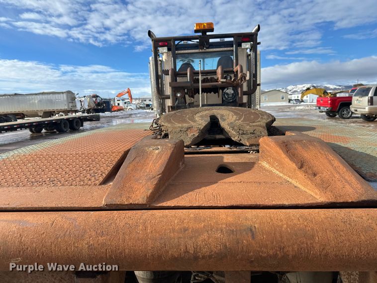 image for item DT6477 2006 Peterbilt 379 winch truck