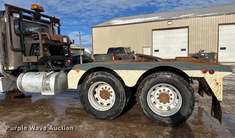 image for item DT6477 2006 Peterbilt 379 winch truck