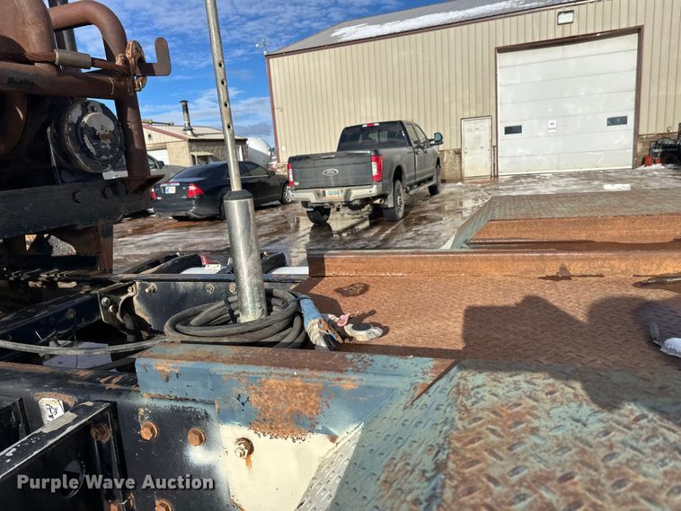 image for item DT6477 2006 Peterbilt 379 winch truck