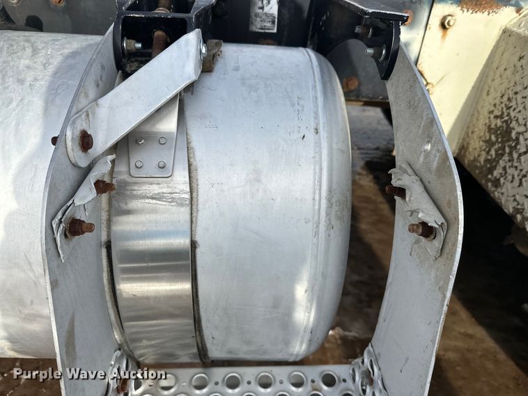 image for item DT6477 2006 Peterbilt 379 winch truck