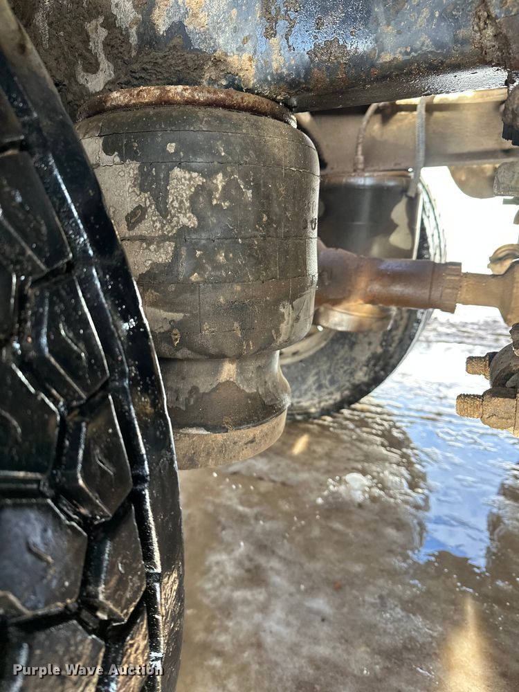 image for item DT6477 2006 Peterbilt 379 winch truck