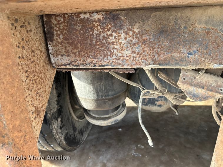 image for item DT6477 2006 Peterbilt 379 winch truck