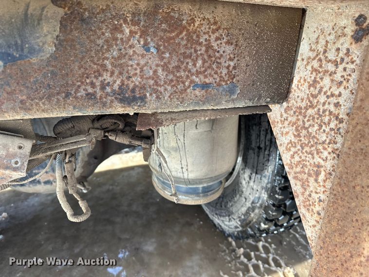 image for item DT6477 2006 Peterbilt 379 winch truck