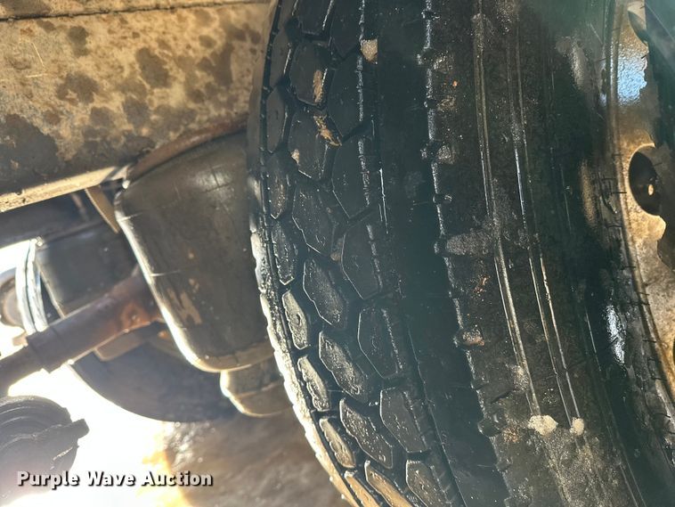 image for item DT6477 2006 Peterbilt 379 winch truck