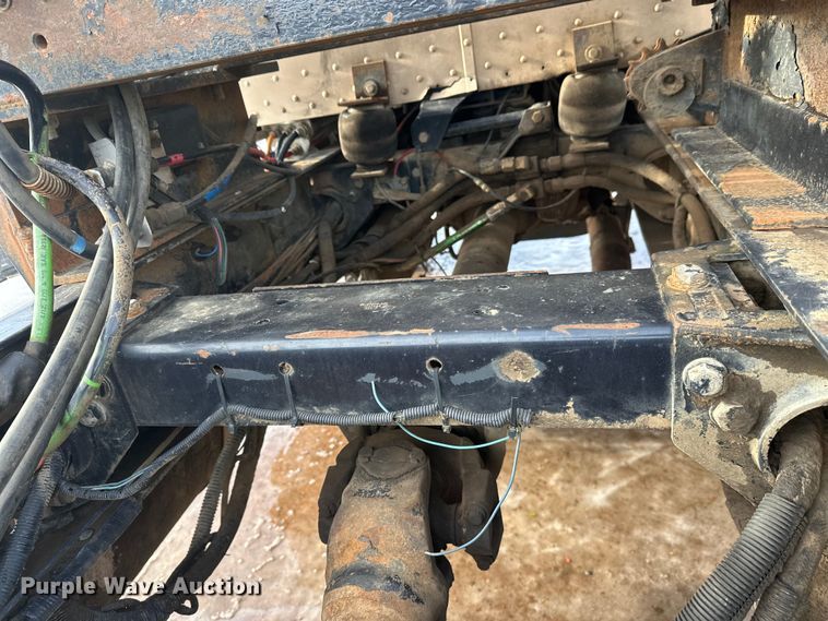 image for item DT6477 2006 Peterbilt 379 winch truck