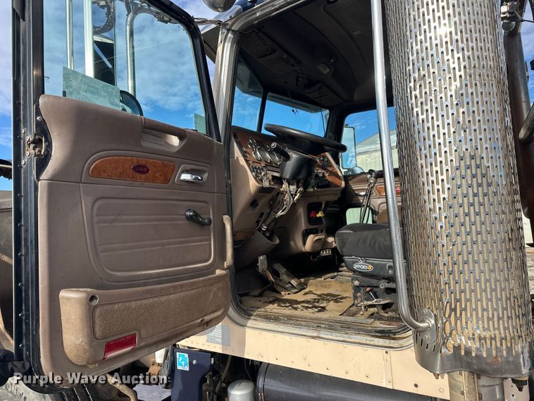 image for item DT6477 2006 Peterbilt 379 winch truck