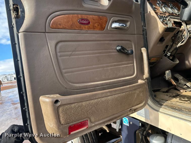 image for item DT6477 2006 Peterbilt 379 winch truck