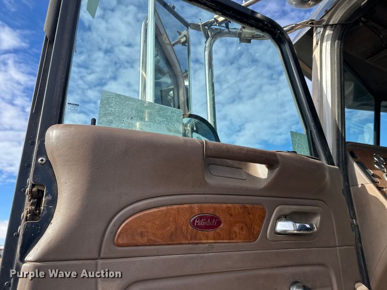 image for item DT6477 2006 Peterbilt 379 winch truck