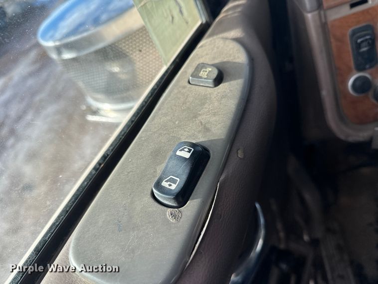 image for item DT6477 2006 Peterbilt 379 winch truck